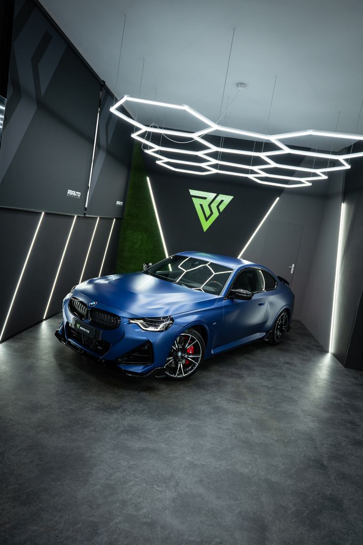 BMW 240i in studio con luci esagonali