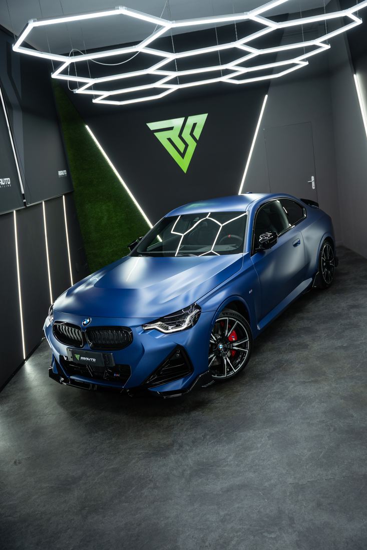 BMW 240i blu opaco in studio