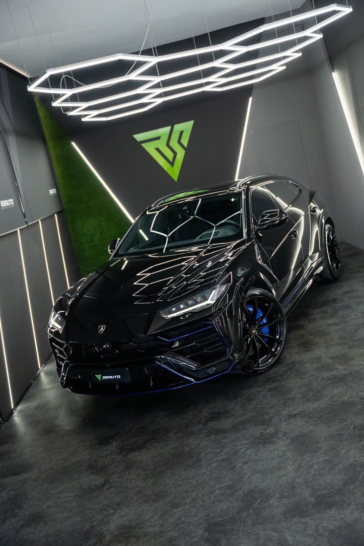 Lamborghini Urus nera in studio