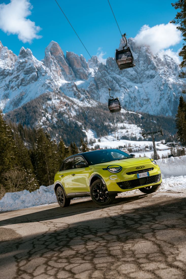 Auto gialla su strada di montagna
