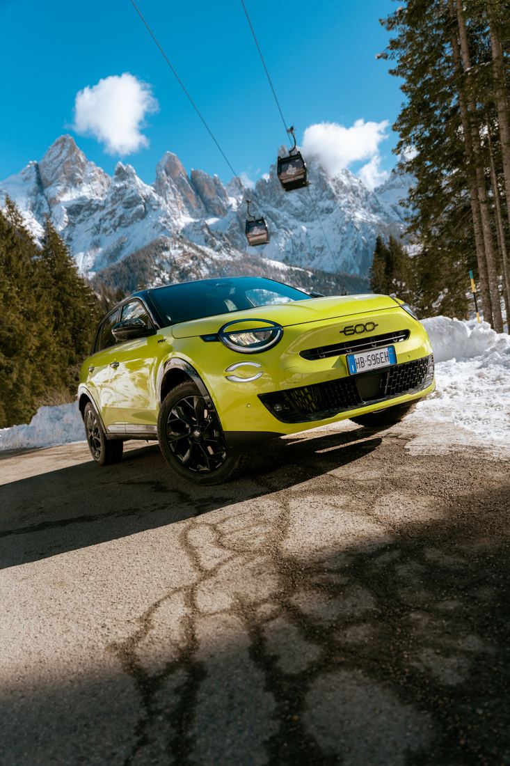 Auto gialla frontale in montagna
