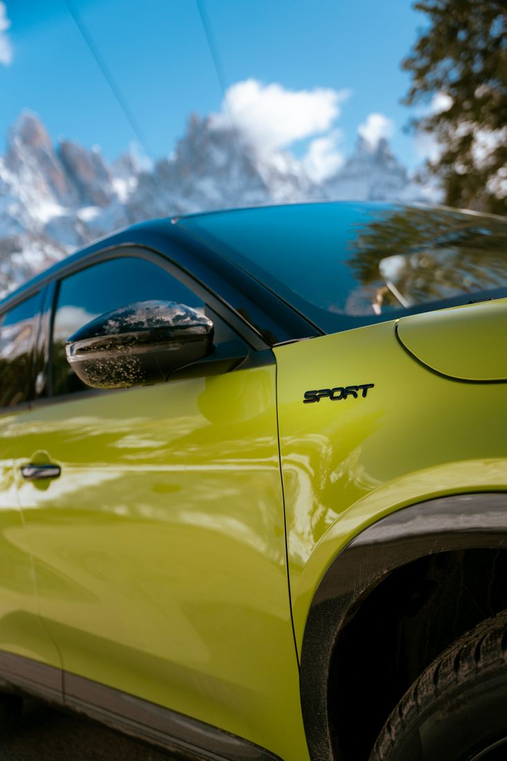Fiancata auto gialla con montagne